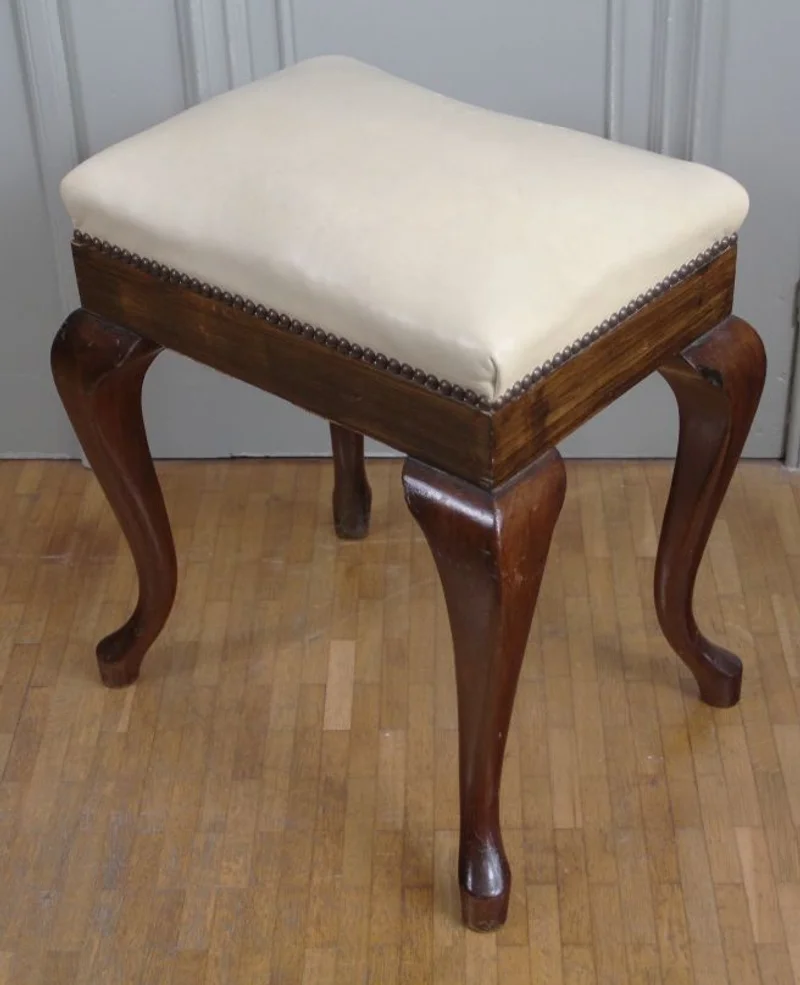 Edwardian bankje - Meubel › Zitmeubels - €125.00 - Een notenhouten bankje, met leder bekleed, in vroeg-Georgean stijl.
30 x 42cm; 50cm hoog
Edwardian periode: ca 1900/1930