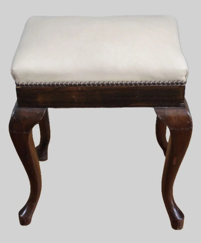 Edwardian bankje - Meubel › Zitmeubels - €125.00 - Een notenhouten bankje, met leder bekleed, in vroeg-Georgean stijl.
30 x 42cm; 50cm hoog
Edwardian periode: ca 1900/1930