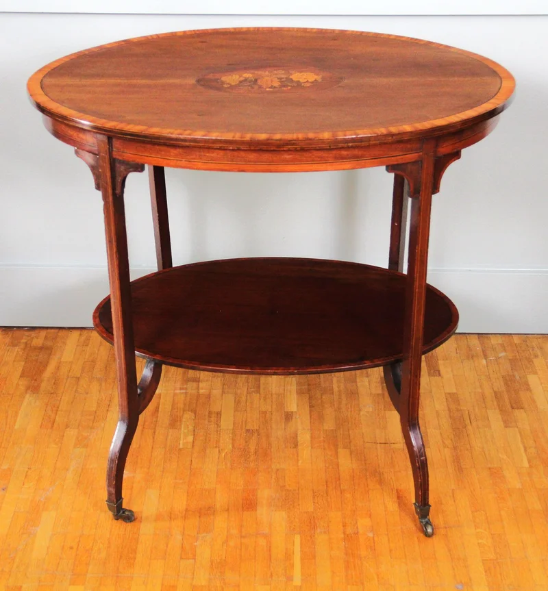 Edwardian bijzettafel - Meubel › Tafels - €395.00 - Edwardian salontafeltje in mahoniehout met inlegwerk in het bovenblad.
76 x 53cm, 70cm hoog
Periode 1920-1930