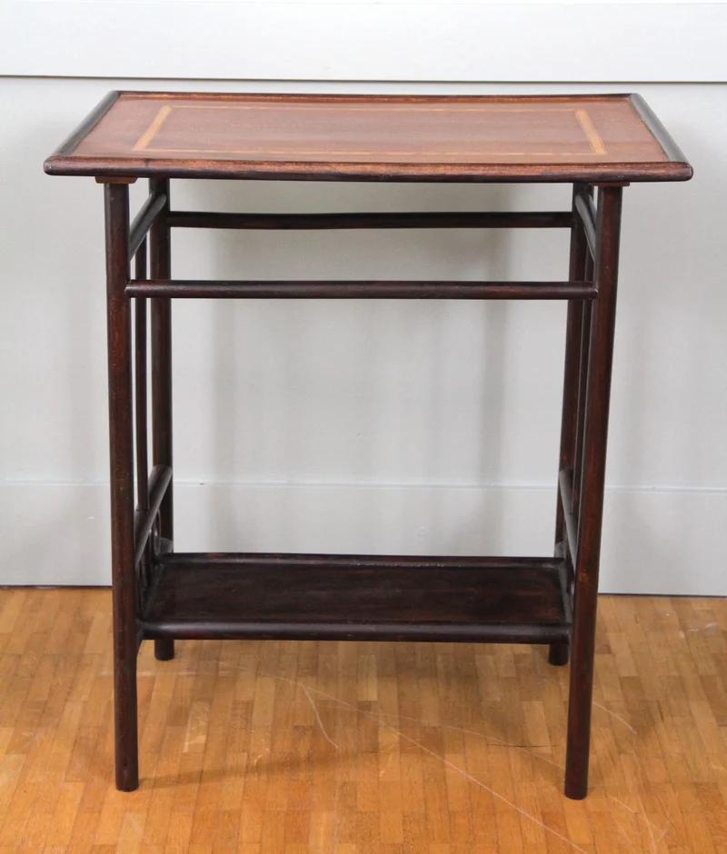 Edwardian bijzettafeltje faux bambou - Meubel › Tafels - €395.00 - Bijzettafel, oorspronkelijk voor de wintertuin.
Mahoniehouten blad met satijnhout ingelegd. Beuken struktuur in mahonie getint.
61x40cm, 69cm hoog
Ca 1930