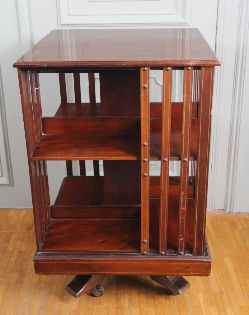 Edwardian boekenmolen - Meubel › Bijzetmeubel - €595.00 - Een mahoniehouten boekenmolen met inleg van filets.
80cm hoog; 50cm vierkant.
Edwardian periode; ca 1900/1930