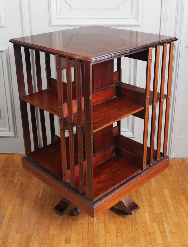 Edwardian boekenmolen - Meubel › Bijzetmeubel - €595.00 - Een mahoniehouten boekenmolen met inleg van filets.
80cm hoog; 50cm vierkant.
Edwardian periode; ca 1900/1930