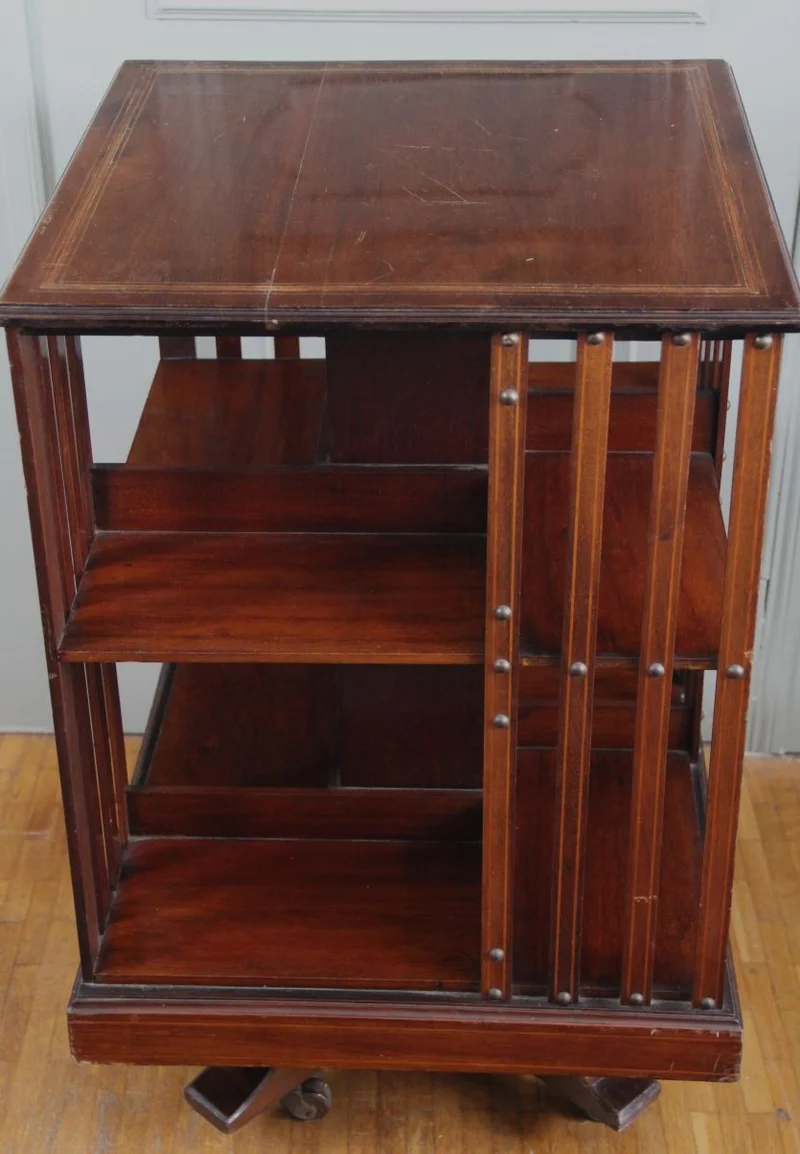 Edwardian boekenmolen - Meubel › Bijzetmeubel - €595.00 - Een mahoniehouten boekenmolen met inleg van filets.
80cm hoog; 50cm vierkant.
Edwardian periode; ca 1900/1930