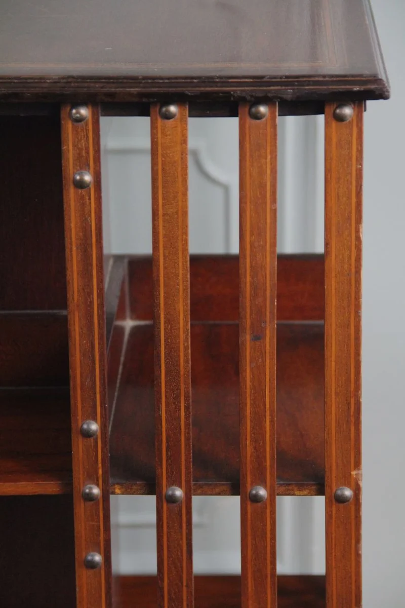 Edwardian boekenmolen - Meubel › Bijzetmeubel - €595.00 - Een mahoniehouten boekenmolen met inleg van filets.
80cm hoog; 50cm vierkant.
Edwardian periode; ca 1900/1930