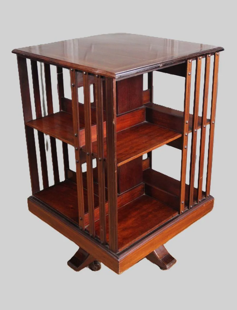 Edwardian boekenmolen - Meubel › Bijzetmeubel - €595.00 - Een mahoniehouten boekenmolen met inleg van filets.
80cm hoog; 50cm vierkant.
Edwardian periode; ca 1900/1930