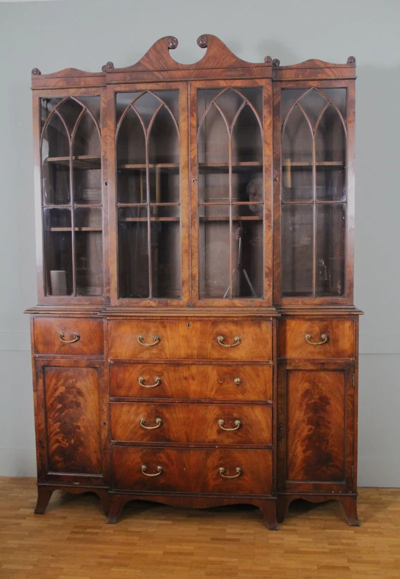 Edwardian breakfronted boekenkast - Meubel › Kasten - €1950.00 - Een mahoniehouten breakfronted boekenkast in Regency stijl op splayed bracked feet, met ovaal inlegwerk op de deuren , neogotische ruitverdeling en klein fronton bovenaan.
146cm breed, maximaal 43cm diep (middendeel), 208cm hoog.

Edwardian periode, ca 1930