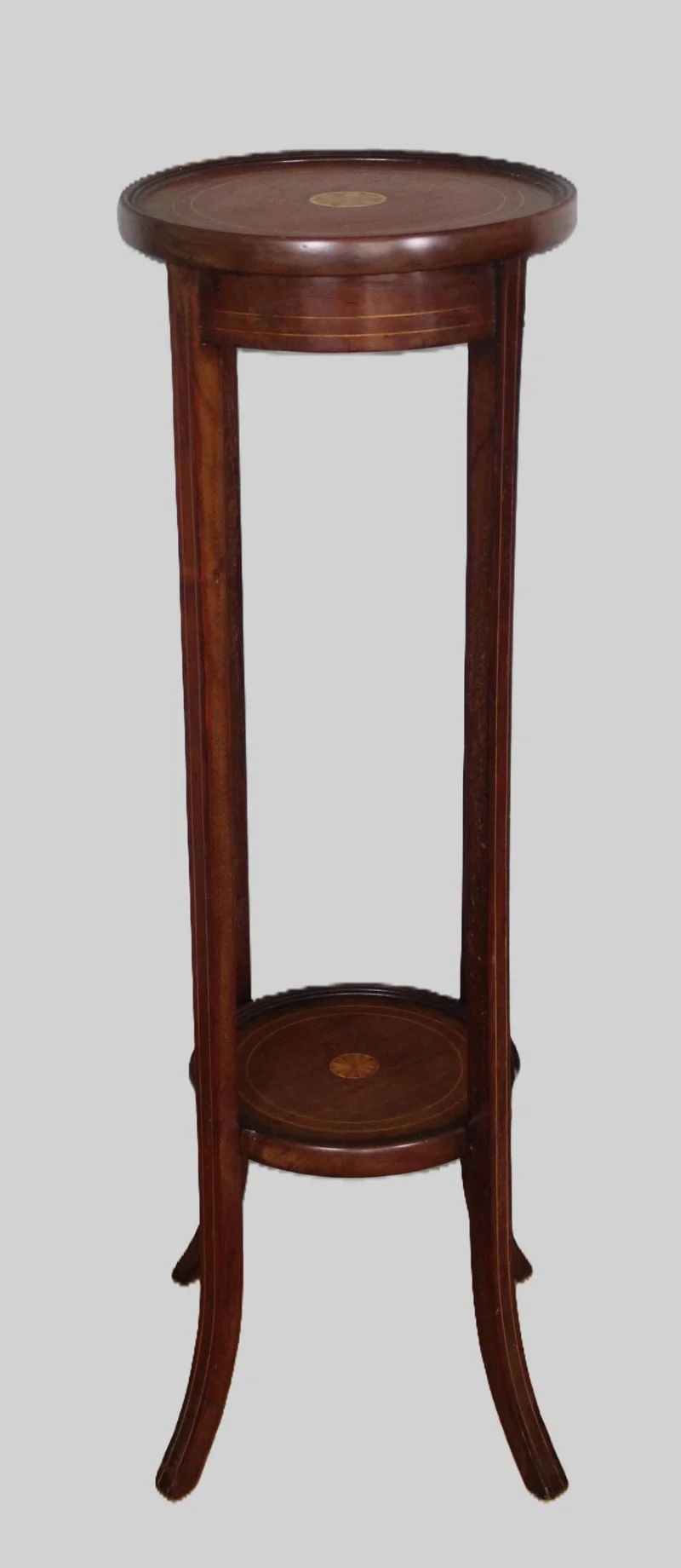 Edwardian plantenstaander - Meubel › Bijzetmeubel - Plantenstaander in mahoniehout met centraal inlegwerk in satijnhout.
30cm diameter, 95cm hoog
Edwardian periode, ca 1910/1930