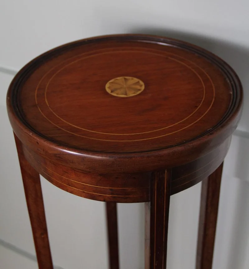 Edwardian plantenstaander - Meubel › Bijzetmeubel - Plantenstaander in mahoniehout met centraal inlegwerk in satijnhout.
30cm diameter, 95cm hoog
Edwardian periode, ca 1910/1930