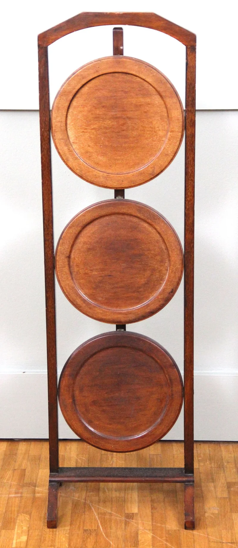 Edwardian ronde cakestand - Meubel › Bijzetmeubels - €75.00 - Opplooibare cakestand met drie bladen in mahoniehout.
Hoogte: 89cm; breedte 26cm
Ca 1910 - 1930