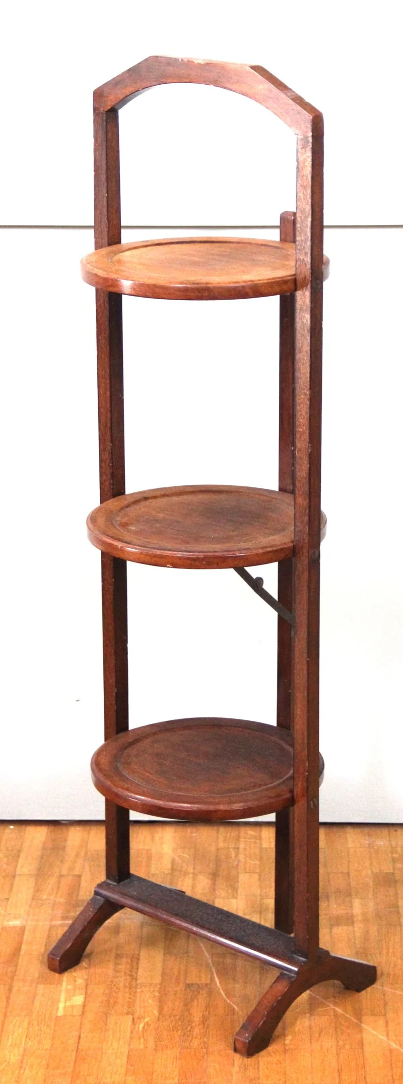 Edwardian ronde cakestand - Meubel › Bijzetmeubels - €75.00 - Opplooibare cakestand met drie bladen in mahoniehout.
Hoogte: 89cm; breedte 26cm
Ca 1910 - 1930