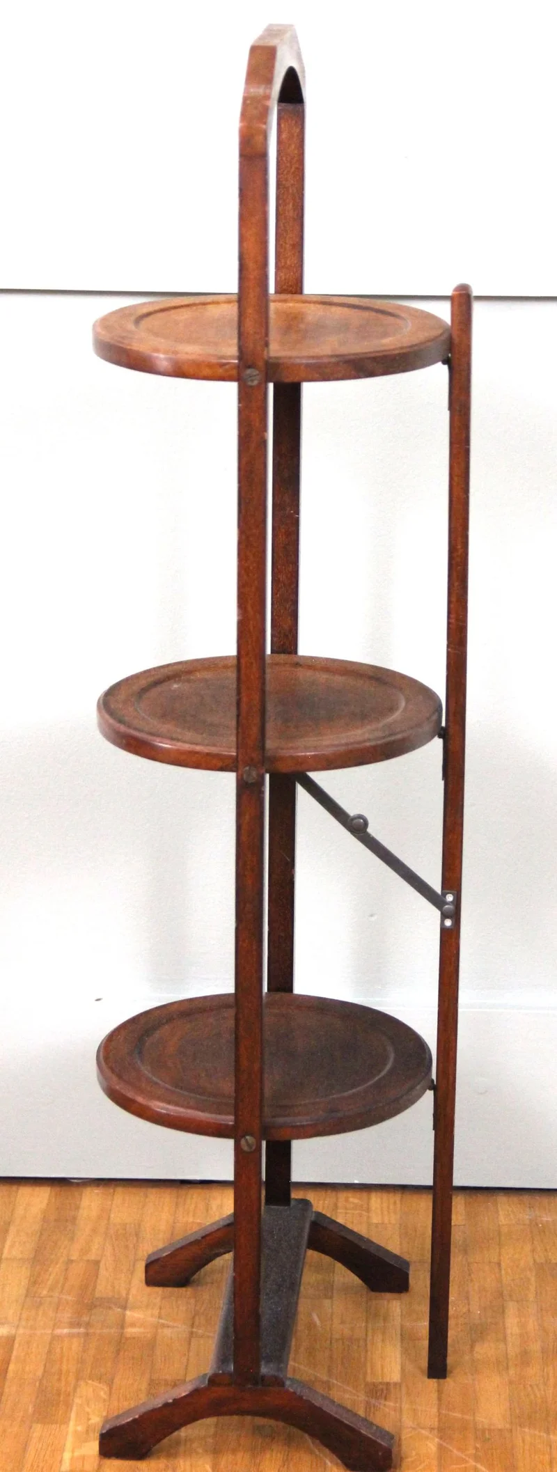 Edwardian ronde cakestand - Meubel › Bijzetmeubels - €75.00 - Opplooibare cakestand met drie bladen in mahoniehout.
Hoogte: 89cm; breedte 26cm
Ca 1910 - 1930