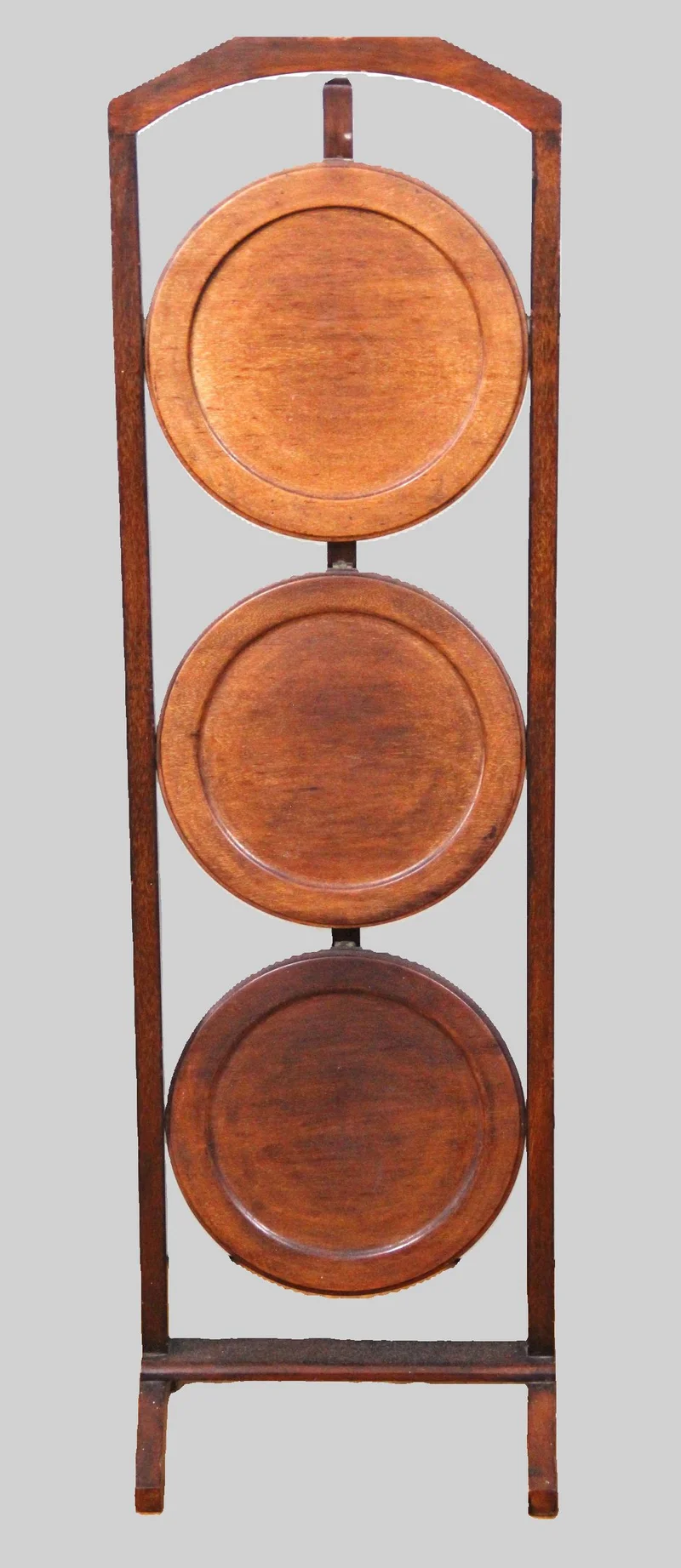 Edwardian ronde cakestand - Meubel › Bijzetmeubels - €75.00 - Opplooibare cakestand met drie bladen in mahoniehout.
Hoogte: 89cm; breedte 26cm
Ca 1910 - 1930