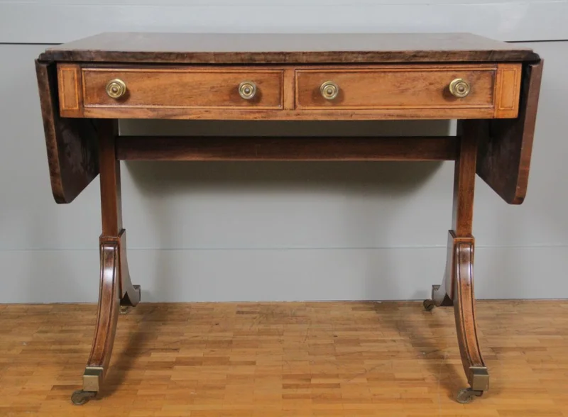 Edwardian sofatafel - Meubel › Tafels - €595.00 - Sofatafel in uitgebleekt mahoniehout met twee laden.
Volledig in regency stijl.
57cm diep, 90cm breed, uitklapbaar tot 142cm, 71cm hoog
Edwardian periode, ca 1900/1930