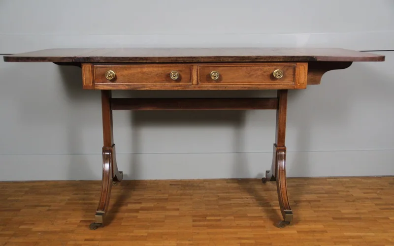 Edwardian sofatafel - Meubel › Tafels - €595.00 - Sofatafel in uitgebleekt mahoniehout met twee laden.
Volledig in regency stijl.
57cm diep, 90cm breed, uitklapbaar tot 142cm, 71cm hoog
Edwardian periode, ca 1900/1930