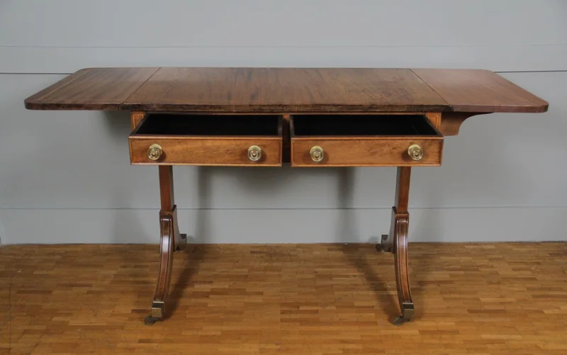 Edwardian sofatafel - Meubel › Tafels - €595.00 - Sofatafel in uitgebleekt mahoniehout met twee laden.
Volledig in regency stijl.
57cm diep, 90cm breed, uitklapbaar tot 142cm, 71cm hoog
Edwardian periode, ca 1900/1930