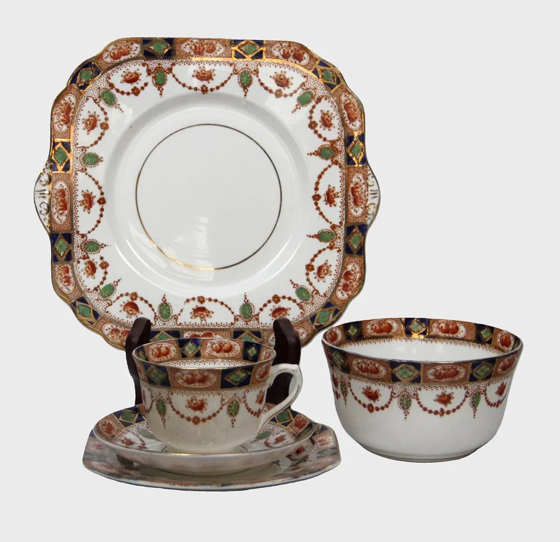 Edwardian theeset - Porselein › Serviesgoed - €165.00 - Set van 7 theetassen met ondertassen, één suikerpot en 2 koekenschaaltjes.
Gemerkt "Gladstone china"
1930-1940

