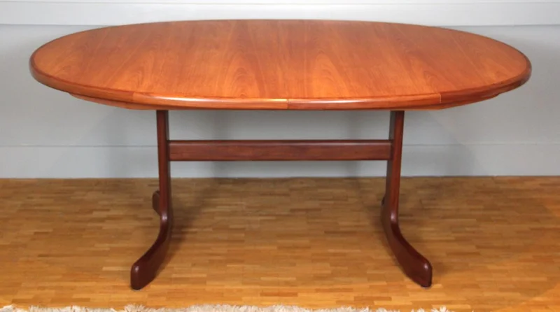 Eetplaatstafel GPlan - Meubel › Tafels - €1250.00 - Een uitschuifbare eetplaatstafel in lichtkleurig hout.
Firma GPlan.
Een ovaal blad 102 x 160cm in gesloten toestand. Een ingekanteld uitschuifblad van 60cm breed.
73cm hoog.
1960/1970