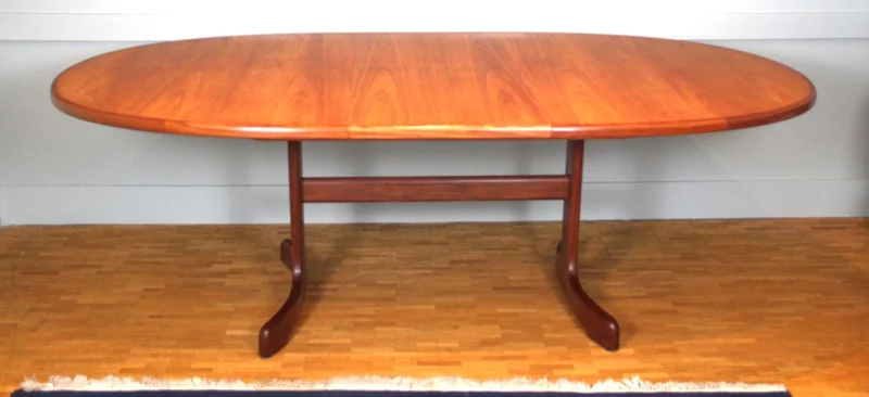 Eetplaatstafel GPlan - Meubel › Tafels - €1250.00 - Een uitschuifbare eetplaatstafel in lichtkleurig hout.
Firma GPlan.
Een ovaal blad 102 x 160cm in gesloten toestand. Een ingekanteld uitschuifblad van 60cm breed.
73cm hoog.
1960/1970