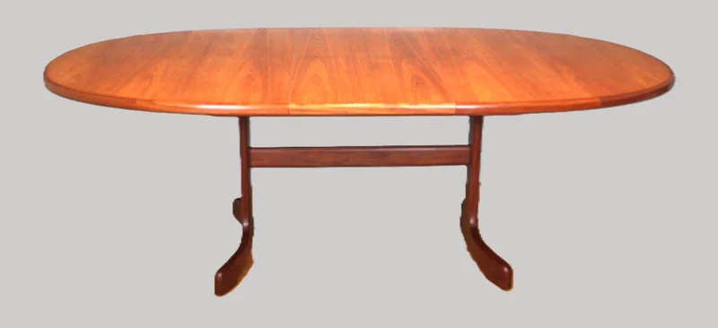 Eetplaatstafel GPlan - Meubel › Tafels - €1250.00 - Een uitschuifbare eetplaatstafel in lichtkleurig hout.
Firma GPlan.
Een ovaal blad 102 x 160cm in gesloten toestand. Een ingekanteld uitschuifblad van 60cm breed.
73cm hoog.
1960/1970