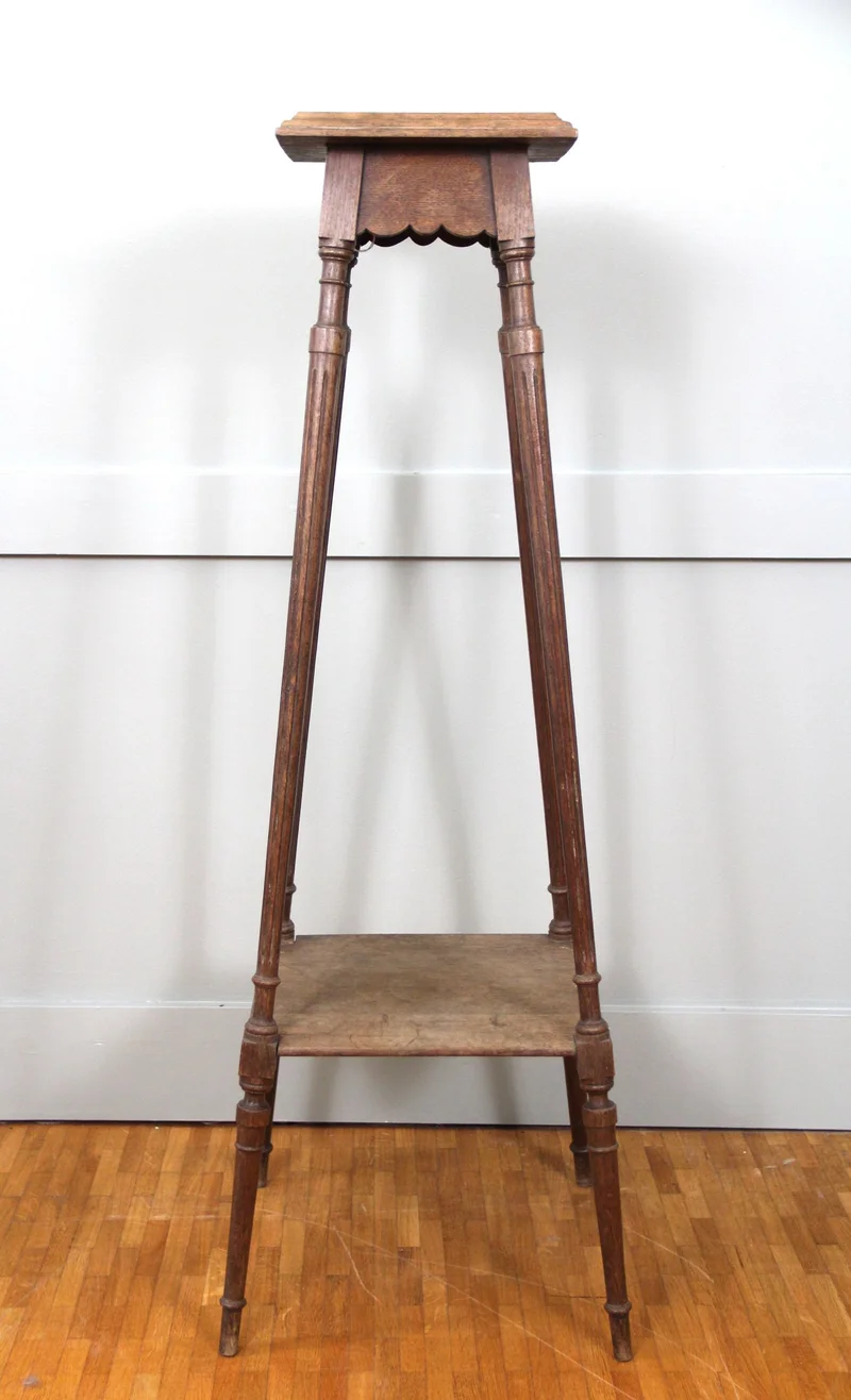 Eiken plantenstaander - Meubel › Bijzetmeubels - €125.00 - 19e eeuwse eiken plantenstaander.
Continentale stijl.
112cm hoog; vierkant 38cm aan de voet, 25cm bovenaan.
