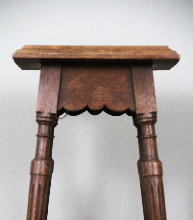 Eiken plantenstaander - Meubel › Bijzetmeubels - €125.00 - 19e eeuwse eiken plantenstaander.
Continentale stijl.
112cm hoog; vierkant 38cm aan de voet, 25cm bovenaan.