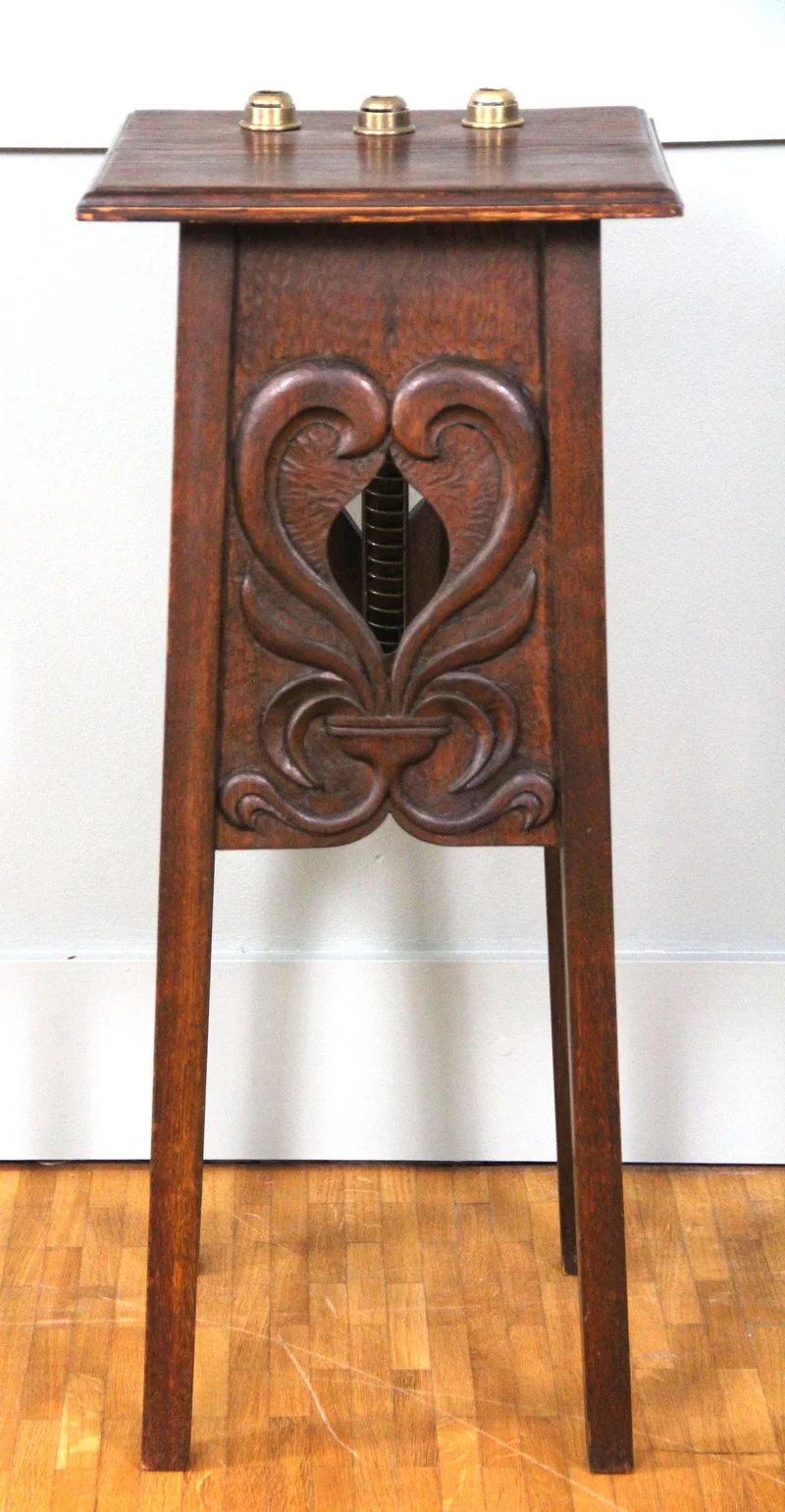 Eiken staander 19e eeuw - Meubel › Bijzetmeubels - Staander met bovenin 3 messing kaarsenhouders.
Donker eik, deels gesculpteerd
vierkant 31cm, 73cm hoog
Nederland
Ca 1930

€