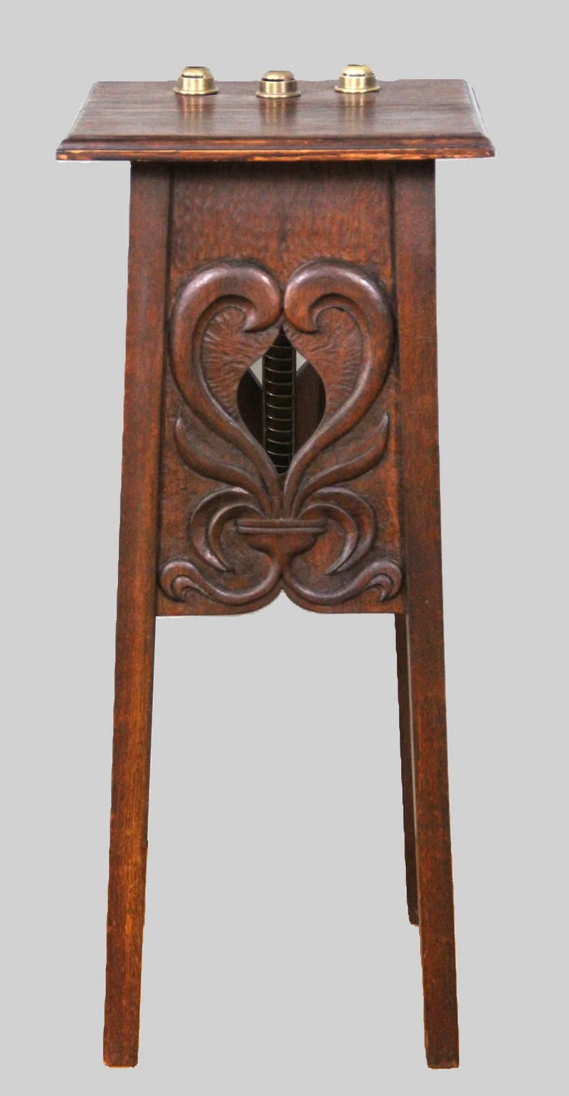 Eiken staander 19e eeuw - Meubel › Bijzetmeubels - Staander met bovenin 3 messing kaarsenhouders.
Donker eik, deels gesculpteerd
vierkant 31cm, 73cm hoog
Nederland
Ca 1930

€