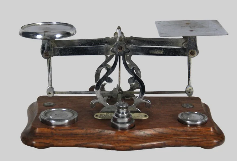 Engelse brievenweegschaal - Diversen › Varia - €135.00 - Brievenweegschaal op eiken voet en verchroomde weegschaal. Met originele gewichtjes.
27 x 15cm, 15cm hoog
Edwardian periode: 1908