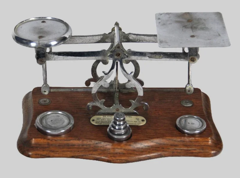 Engelse brievenweegschaal - Diversen › Varia - €135.00 - Brievenweegschaal op eiken voet en verchroomde weegschaal. Met originele gewichtjes.
27 x 15cm, 15cm hoog
Edwardian periode: 1908