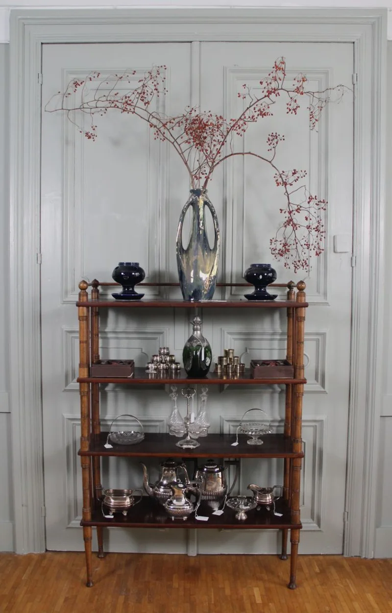 Étagère faux bamboo - Meubel › Bijzetmeubels - €350.00 - Open rek met vier legplanken. Hout in vorm van bamboe gedraait.
91 x 31cm; 129cm hoog.
Vintage