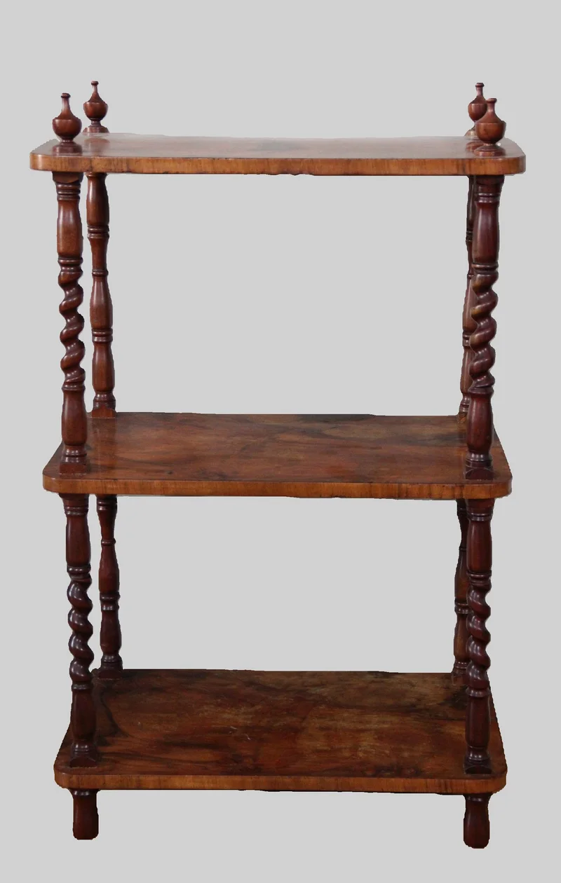 Etagère - Meubel › Bijzetmeubels - €395.00 - Drielagige etagère in notenhout.
88cm hoog; 54 x 34cm
Victoriaanse periode periode, ca 1880
Engeland