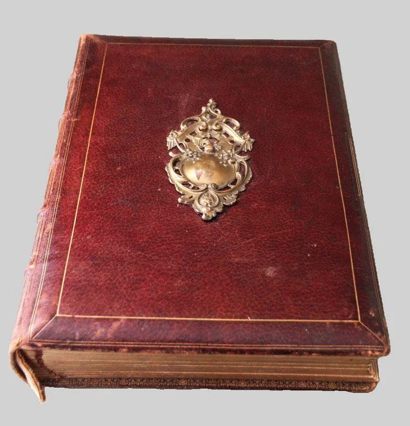 Foto-album ca 1900 - Diversen › Varia - €60.00 - Foto-album met leder omslag en messing sierplaat vooraan. Elke pagina voorzien van uitsneden en kader.
27 x 36cm
1900/1920