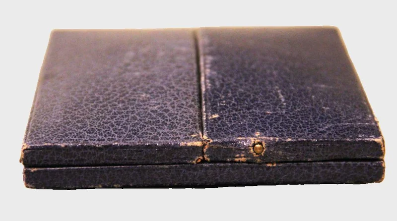 Fotokaderje voor op reis - Diversen › Varia - €95.00 - Leder etui binnenin bekleed met fluweel en verguld ovaal lijstje. 
12 x 13cm in gesloten toestand
Midvictoriaans, Ca 1860