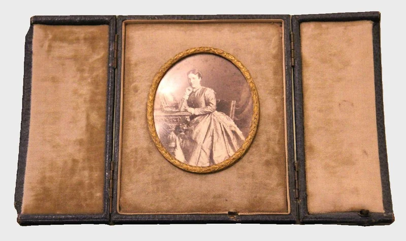 Fotokaderje voor op reis - Diversen › Varia - €95.00 - Leder etui binnenin bekleed met fluweel en verguld ovaal lijstje. 
12 x 13cm in gesloten toestand
Midvictoriaans, Ca 1860
