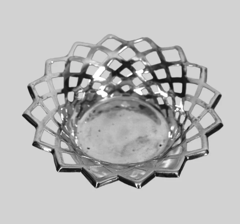 Geajoureerd mandje - Zilver › Diversen - €25.00 - Verzilverd opengewerkt mandje.
Registratienummer uit 1911
14cm diameter