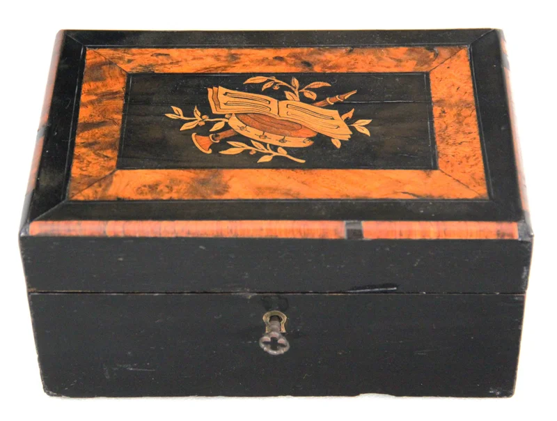 Gemarqueteerd kistje - Diversen › Dozen en kistjes - Midvictoriaans kistje met crosbanding en inleg op deksel. Gezwart hout.
21.5 x 14.5 cm, 10.5cm hoog
Ca 1870-1880