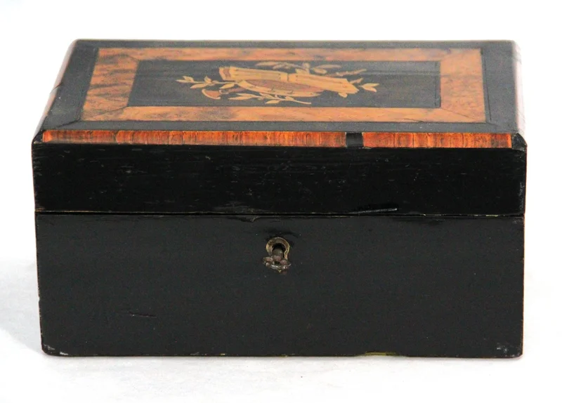 Gemarqueteerd kistje - Diversen › Dozen en kistjes - Midvictoriaans kistje met crosbanding en inleg op deksel. Gezwart hout.
21.5 x 14.5 cm, 10.5cm hoog
Ca 1870-1880