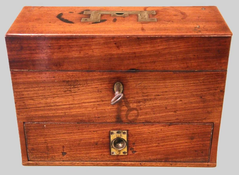 Georgean apothekerskistje - Diversen › Dozen en kistjes - Georgean apothekerskistje in Cubaans mahonie. Origineel meubelbeslag.
Ca 1800
30 x 12cm  22cm hoog