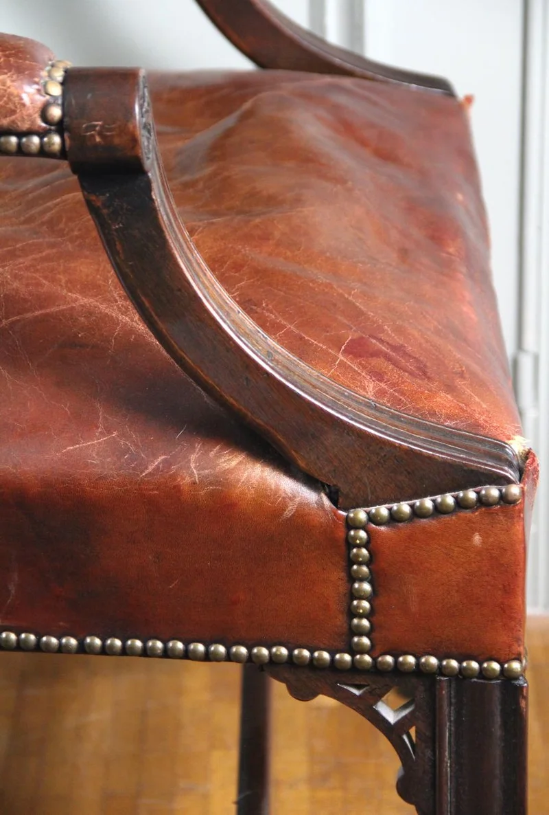 Georgean armzetel - Meubel › Zitmeubels - €450.00 - Een mahoniehouten armzetel, met leder bekleed. Licht teruggetrokken armleunen.
98cm hoog, 65cm diep, 65cm breed
Late-Georgean periode, George III, ca 1760/1780