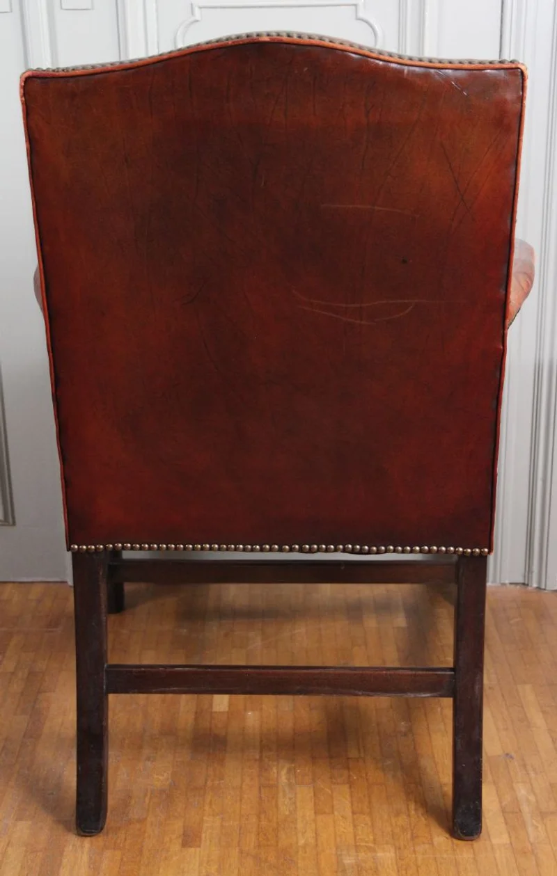 Georgean armzetel - Meubel › Zitmeubels - €450.00 - Een mahoniehouten armzetel, met leder bekleed. Licht teruggetrokken armleunen.
98cm hoog, 65cm diep, 65cm breed
Late-Georgean periode, George III, ca 1760/1780