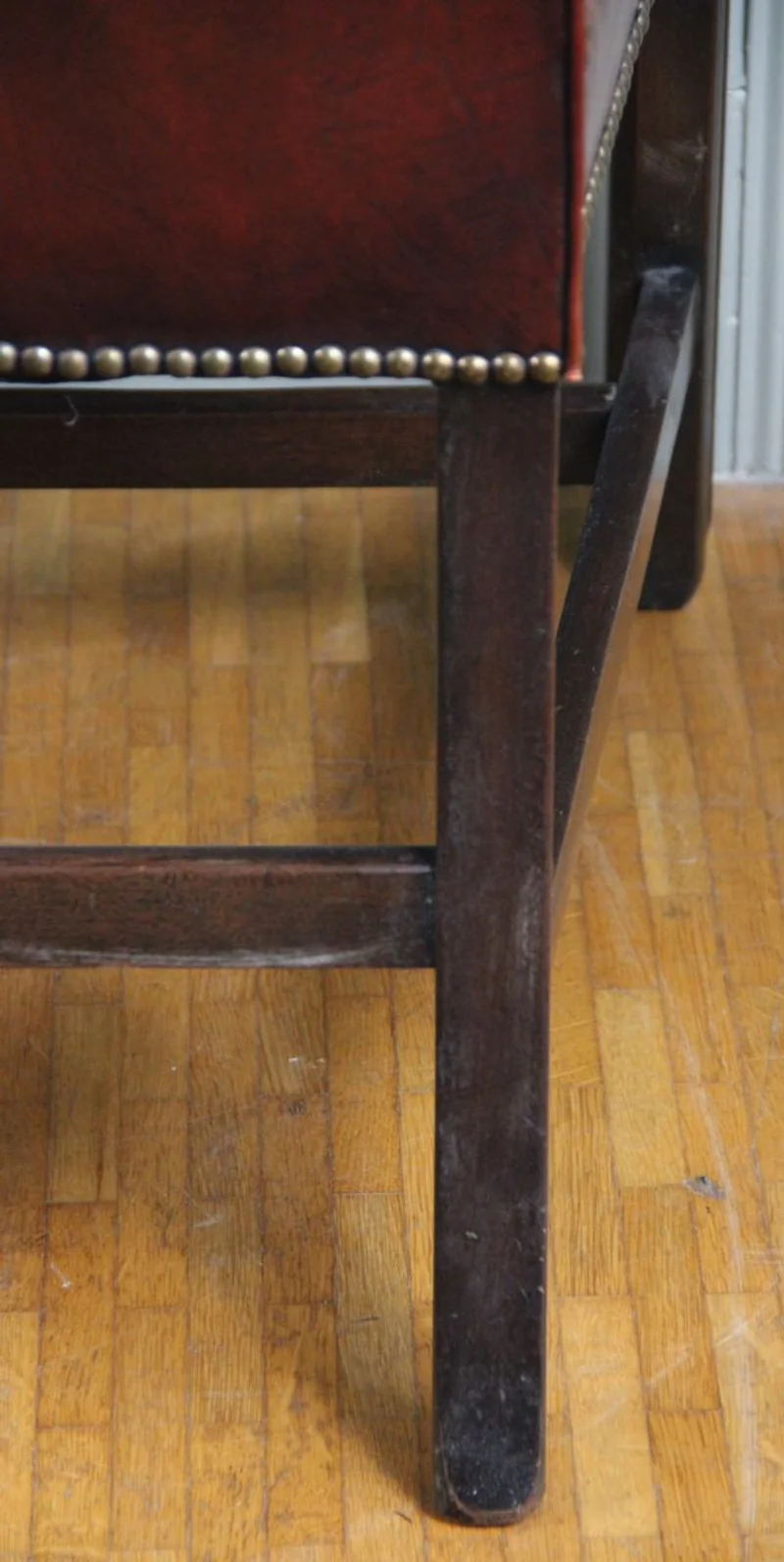 Georgean armzetel - Meubel › Zitmeubels - €450.00 - Een mahoniehouten armzetel, met leder bekleed. Licht teruggetrokken armleunen.
98cm hoog, 65cm diep, 65cm breed
Late-Georgean periode, George III, ca 1760/1780