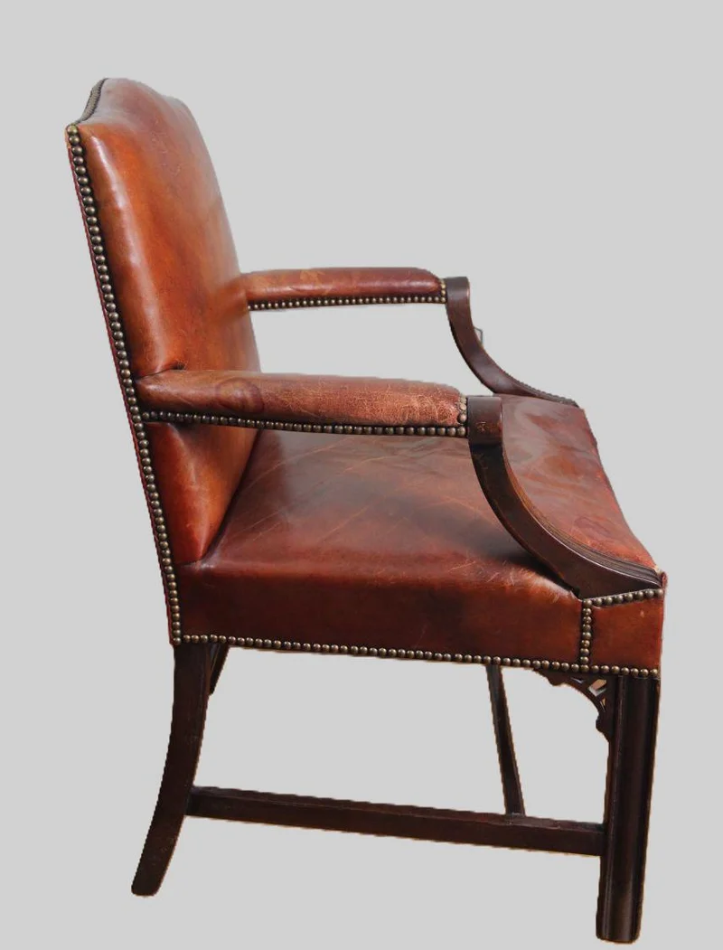 Georgean armzetel - Meubel › Zitmeubels - €450.00 - Een mahoniehouten armzetel, met leder bekleed. Licht teruggetrokken armleunen.
98cm hoog, 65cm diep, 65cm breed
Late-Georgean periode, George III, ca 1760/1780