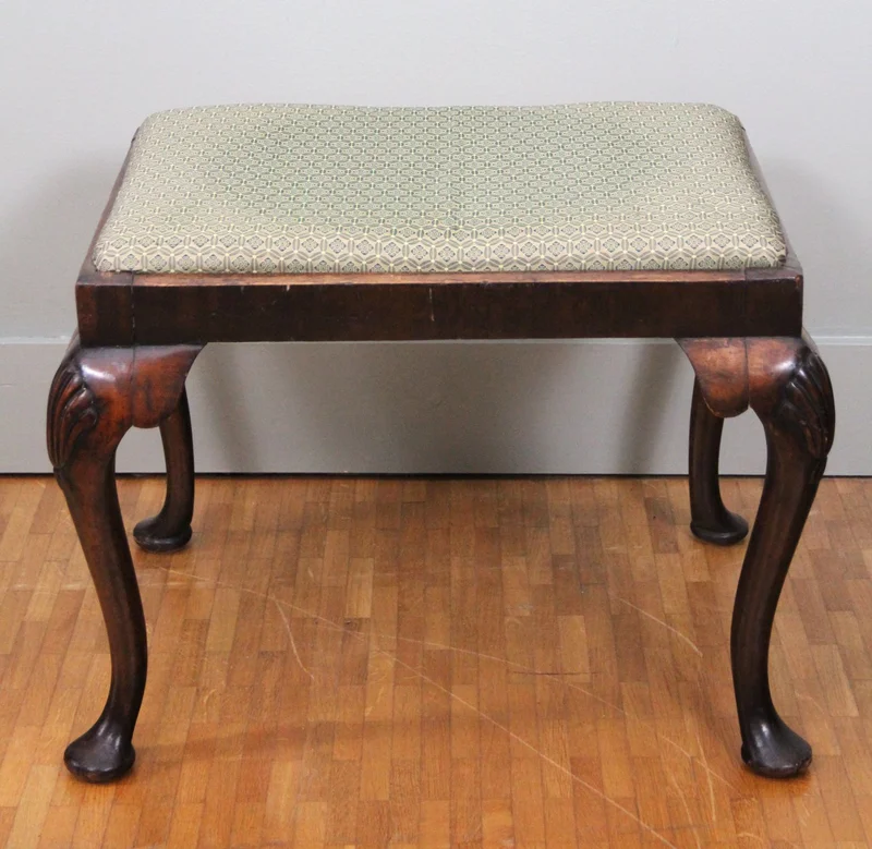 Georgean bankje - Meubel › Zitmeubels - Bankje in notenhout met patfeet.
60 x 46cm  45cm hoog.
18e eeuws, ca 1720-1760
Stoffering van recente datum