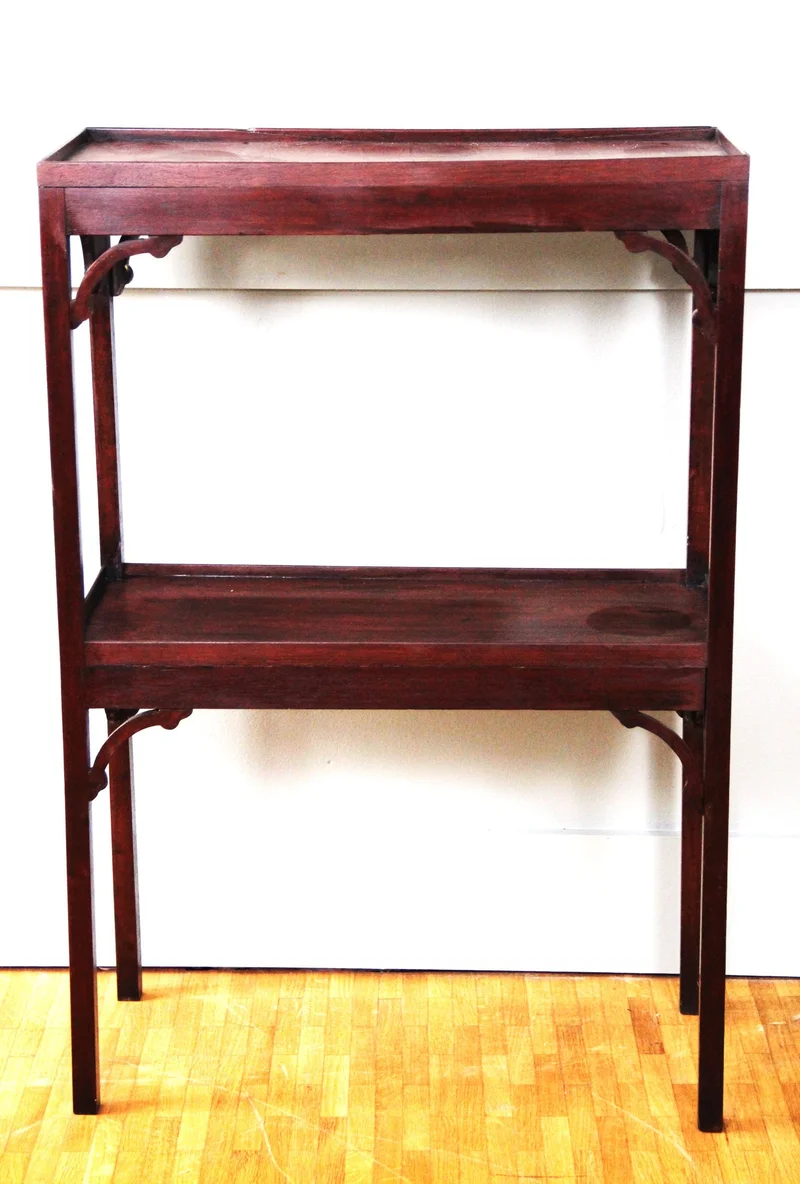 Georgean bijzetmeubeltje  - Meubel › Bijzetmeubels - Rechthoekige bijzettafel met twee etages
Mahoniehout
83cm hoog; 56 x 24.5cm
Georgean periode; ca 1830

€