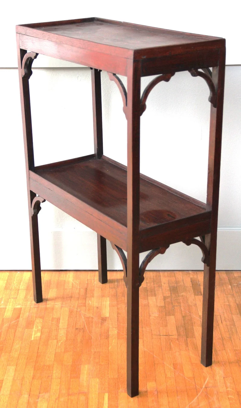 Georgean bijzetmeubeltje  - Meubel › Bijzetmeubels - Rechthoekige bijzettafel met twee etages
Mahoniehout
83cm hoog; 56 x 24.5cm
Georgean periode; ca 1830

€