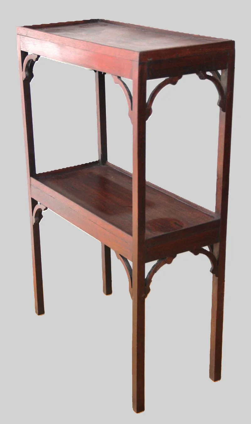 Georgean bijzetmeubeltje  - Meubel › Bijzetmeubels - Rechthoekige bijzettafel met twee etages
Mahoniehout
83cm hoog; 56 x 24.5cm
Georgean periode; ca 1830

€