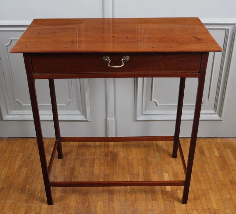 Georgean bijzettafeltje - Meubel › Bijzetmeubel - €350.00 - Een rechthoekig bijzettafeltje in mahoniehout. Eén lade met oorspronkelijke zwanennektrekker.
38 x 69cm, 72cm hoog.
Handgepolitoerd op oude wijze.
Late Georgean periode; ca 1780/1810