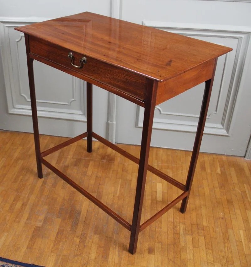 Georgean bijzettafeltje - Meubel › Bijzetmeubel - €350.00 - Een rechthoekig bijzettafeltje in mahoniehout. Eén lade met oorspronkelijke zwanennektrekker.
38 x 69cm, 72cm hoog.
Handgepolitoerd op oude wijze.
Late Georgean periode; ca 1780/1810