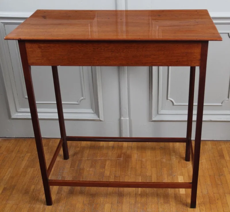 Georgean bijzettafeltje - Meubel › Bijzetmeubel - €350.00 - Een rechthoekig bijzettafeltje in mahoniehout. Eén lade met oorspronkelijke zwanennektrekker.
38 x 69cm, 72cm hoog.
Handgepolitoerd op oude wijze.
Late Georgean periode; ca 1780/1810