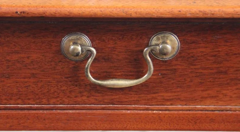 Georgean bijzettafeltje - Meubel › Bijzetmeubel - €350.00 - Een rechthoekig bijzettafeltje in mahoniehout. Eén lade met oorspronkelijke zwanennektrekker.
38 x 69cm, 72cm hoog.
Handgepolitoerd op oude wijze.
Late Georgean periode; ca 1780/1810